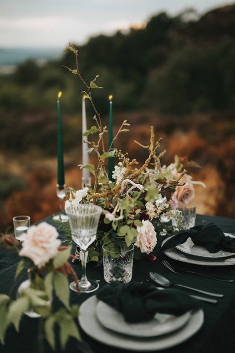 Bohemian Elopement, Black Tablecloth, Tafel Decor, Sage Wedding, Sage Green Wedding, Bright Wedding, Rock My Wedding, Garden Party Wedding, Charming Garden