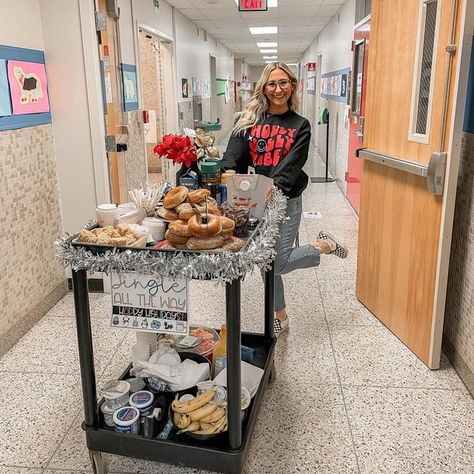 Lindsay ♡☆ on Instagram: "Jingle all the way & happy holidays! Spread some winter break cheer today with a breakfast cart full of joy 🎊✨ This teacher is officially on winter break! ❄️" Teacher Christmas Gifts From Pto, Breakfast Cart Ideas For Teachers, Christmas Snack Cart For Teachers, Teacher Holiday Luncheon Ideas, Christmas Sunshine Committee Ideas, Coffee Cart Ideas School, Christmas Breakroom Ideas, December Teacher Appreciation Ideas, Breakfast Cart