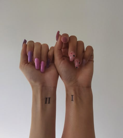 Sister Tattoos For 2 Minimalist, Set Tattoo Sister, Sister Tattoo Designs Unique, Sister Matching Finger Tattoos, Sister Tattoo Aesthetic, Twins Matching Tattoos, Maching Tattoos Sister, Matching Tattoos For Twins Sisters, Matching Tattoos Twins