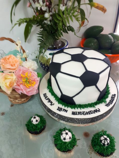 Soccerball Cakes, Soccer Skills Training, Susie Cakes, Rose Birthday, Soccer Cake, Rosé Birthday, Cakes And Cupcakes, Soccer Skills, Soccer Cleats