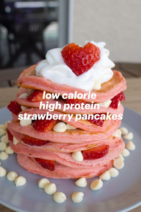 Strawberries and cream low calorie high protein pancake stack with strawberry white chocolate chip and whipped cream Protein Snacks Low Calorie, Desserts Low Calorie, Breakfast Low Calorie, Snacks Low Calorie, Low Calorie High Protein Snacks, Valentines Day Breakfast, Low Calorie Sweets, Sweets Healthy, Calorie Breakfast