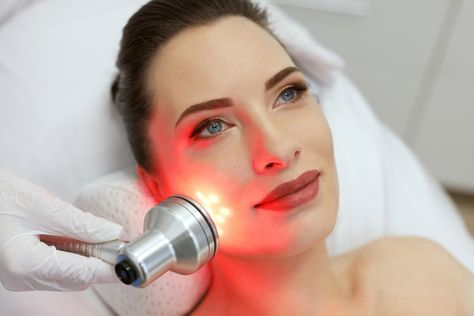 Do you want to look younger? Beauty Insider has rounded the 10 best-LED light therapy devices in Malaysia for wrinkle free skin. Red Led Light Therapy, Light Therapy Skin, Led Facial, Wrinkle Free Skin, Laser Skin, Led Light Therapy, Anti Aging Facial, Skin Therapy, Laser Therapy