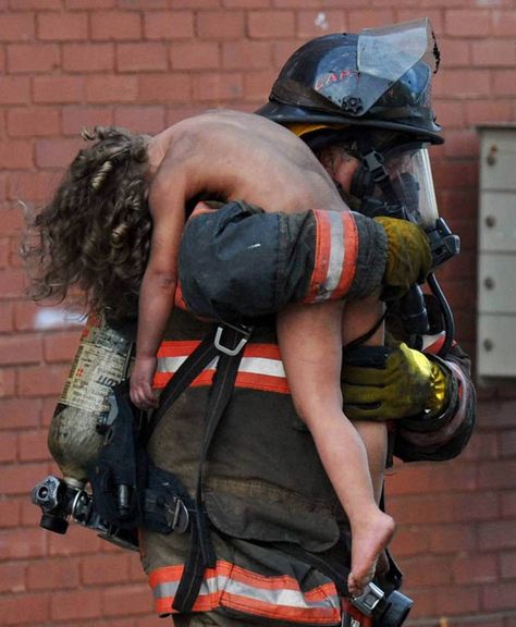 Captain Donald Spindler pulls 6 year-old Aaliyah Frazier from a fire in Indiana Powerful Pictures, Eric Lafforgue, Steve Mccurry, Everyday Heroes, Powerful Images, Fire Service, Real Hero, We Are The World, American Heroes