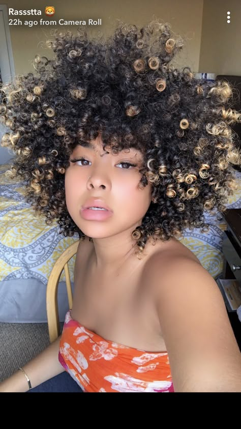 Colored Afro Natural Hair, Curly Hair Dyed Tips, Dyed Tips Curly Hair, Dyed Tips Hair, Curly Color, Dyed Tips, Hair Dye Tips, Cabello Afro Natural, Natural Curly Hair Cuts