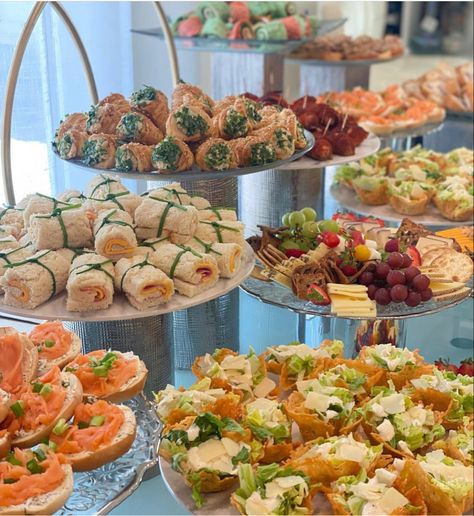 Party Food Boards, Party Hors D’oeuvres Ideas, Dinner Buffet Ideas At Home, Birthday Buffet Ideas Food, Finger Food Table Ideas, Food Appetizers Party, Buffet Party Food, Buffet Food Ideas, Buffett Ideas