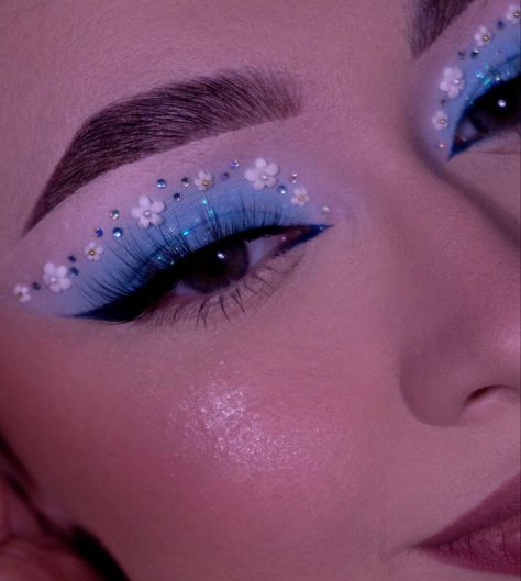 Demure Makeup, Blue Fairy Makeup, Blueberry Makeup, Festival Eye Makeup, Vibrant Makeup, Pretty Eye Makeup, Flower Makeup, Makeup Icons, Cute Eye Makeup