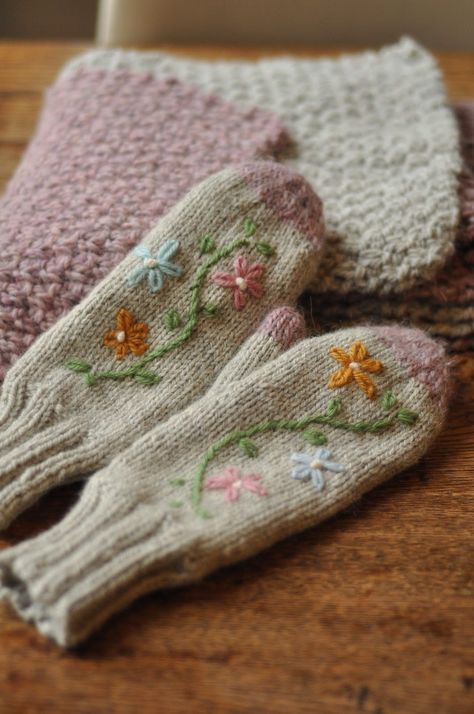 Embroidered Mittens Diy, Mittens With Embroidery, Embroidery On Mittens, Embroider On Knit, Wool Embroidery On Knitting, Embroidery Mittens, Embroidered Knitting, Embroidered Mittens, Photography Crochet