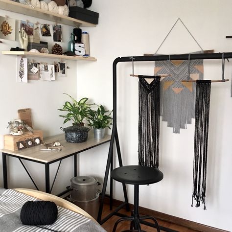 Macrame Workshop Setup, Macrame Craft Room, Macrame Studio Ideas, How To Set Up Macrame Work Space, Macrame Studio Space, Macrame Work Station Setup, Macrame Work Station, Macrame Studio, Macrame Room