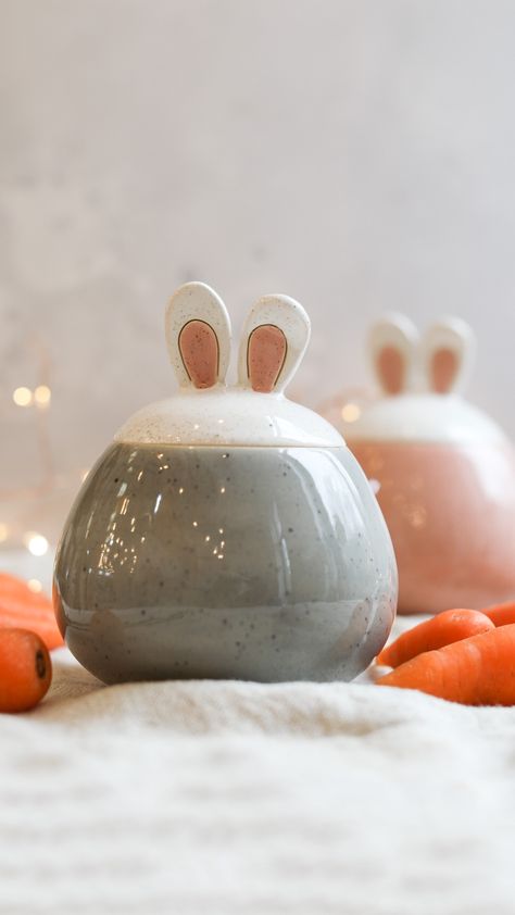 Ceramic Easter Ideas, Easter Ceramics, Spring Pottery, Easter Inspiration Decor, Pottery Contemporary, Milk Bottle Vases, Easter Tableware, Easter Pottery, Tea Light Lanterns