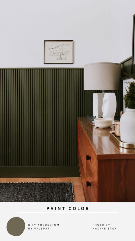 Hunter green home inspiration - green wainscoting with vertical wood slats. Bedroom or office wainscoting ideas. My favorite hunter green paint color and and home decor. All the olive green, hunter green, and army green home ideas. | Nadine Stay #officedecor #vintageart #wainscoting #huntergreen #greenpaint #verticalshiplap #huntergreenroom #bedroomideas #officedecorinspiration Wood Slat Wallpaper, Slat Wallpaper, Slat Walls, Walls Ideas, I Spy Diy, Wood Slat Wall, Green Walls, Office Makeover, Slat Wall