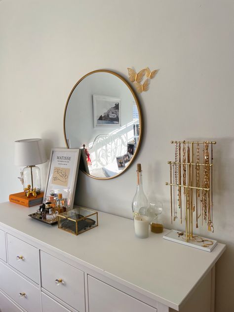 Clean Girl Dresser Decor, Jewelry Box On Dresser Decor, Dresser Set Up Ideas, Dresser Set Up, Decorate Dresser Top Bedroom, Dresser Decor With Mirror, Bedroom Dresser Decor With Mirror, Top Of Dresser Decor, Small Bedroom Dresser