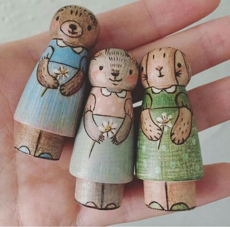 Wood Burned Peg Dolls, Peg Doll Painting Ideas, How To Make Peg Dolls, Painted Peg People, Peg Dolls Ideas Easy, Peg Doll Animals, Peg Dolls Ideas, Diy Peg Dolls, Peg Animals