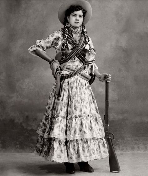 Mexican woman 1914 Mexican History, Mexican Revolution, Pancho Villa, Mexico History, Mexican Fashion, Wilde Westen, Photographie Portrait Inspiration, Mexican Dresses, Wild Wild West