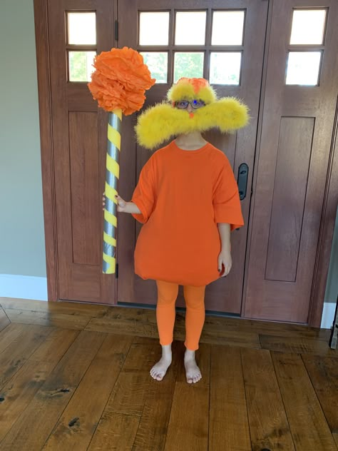 The Lorax Costume Diy, Easy Funny Costumes, Lorax Outfit, Diy Lorax Costume, Lorax Halloween Costumes, Oncler Costume, Diy Lorax, Lorax Halloween, Parents With Baby