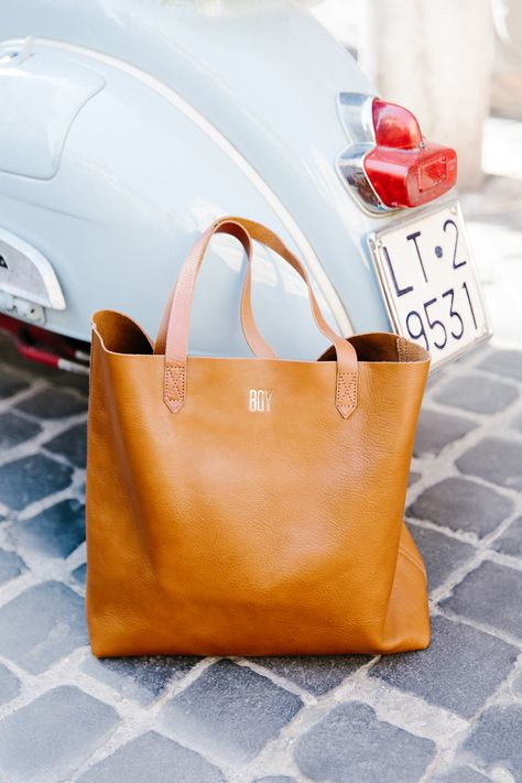 madewell transport tote. #everydaymadewell Madewell Tote, Madewell Transport Tote, Simple Fall Outfits, English Saddle, Spring Fashion Outfits, Beautiful Bags, Leather Tote Bag, Bago, Tan Leather