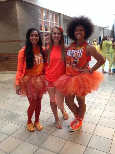 High school spirited edge! Orange School Spirit Outfits, Orange Spirit Day Outfit, Class Color Day Spirit Week, Spirit Week Ideas Highschool Outfits, Spirit Week Ideas Highschool, Color Wars Spirit Week, School Spirit Outfit, Spirit Week Ideas, Football Game Outfit Highschool