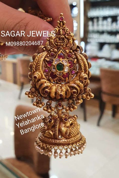 Big Chandbali Earrings Gold, Jumkhas Earrings Gold, Antique Gold Earrings Designs For Wedding, Temple Earrings Gold Jewelry, Jumkas Antiques Gold, Jhumki Designs Gold Antiques, Big Earrings Indian, Buttalu Earrings Gold, Big Earrings Gold