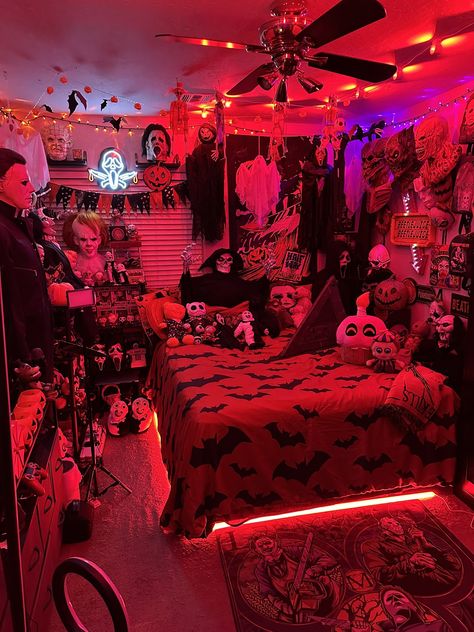 ThunderwolfOfficial (@renzohead24) on X Creepy Cute Room Decor, Horror Movie Room Ideas, Scary Room Aesthetic, Horror Bedroom Ideas, Horror Themed Room, Horror Themed Bedroom, Goth Bedrooms, Horror Room Ideas, Scary Room