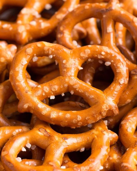 Starbucks History, Auntie Anne, Strawberry Pretzel Salad Recipe, Cinnamon Sugar Pretzels, Auntie Annes, Pretzel Cheese, Strawberry Pretzel Salad, Strawberry Pretzel, Mini Pretzels