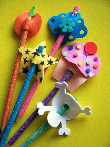 Craft Foam Pencil Topper Tutorial by whimsylove, via Flickr Pencil Toppers Diy, Clips Decorados, Pencil Topper Crafts, Pen Toppers, Foam Sheet Crafts, Foam Art, Diy Pencil, Back To School Crafts, Pencil Toppers