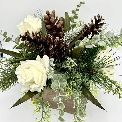 Evergreen Wedding Table Decor, Winter Themed Flower Arrangements, Fall Engagement Party Centerpieces, Christmas Centerpiece Wedding, Winter Silk Flower Arrangements, Winter Flower Centerpieces For Table, Winter Themed Wedding Centerpieces, Evergreen Wedding Centerpiece, Winter Wedding Centerpieces Round Table