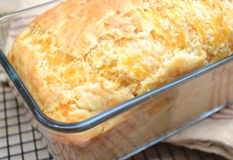 A garlicky cheddar cheese quick bread ready in about an hour from start to finish. Easy, cheesy, foolproof - delicious | www.craftycookingmama.com Bisquick Breads, Cheddar Cheese Quick Bread, Cheddar Quick Bread, Cheese Quick Bread, Quick Bread Recipe, Cheese Bread Recipe, No Yeast Bread, Cooking Mama, Yeast Bread