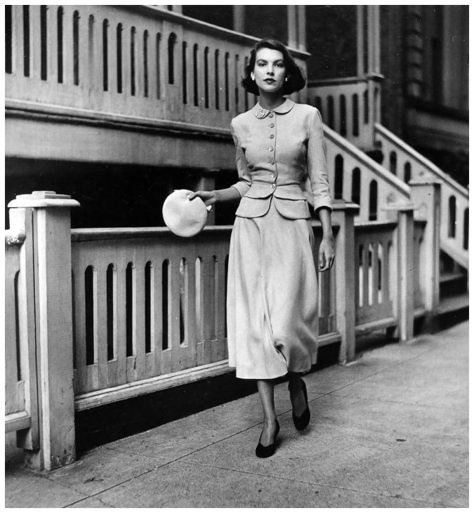 Model wearing two-piece dress by Mollie Parnis, photo by Frances McLaughlin, Vogue, July 1948 Fashion 40s, Glam Punk, Vogue Photo, Fashion 1940s, Look Retro, Vintage Fashion Photography, Rita Hayworth, Vintage Suits, 40s Fashion