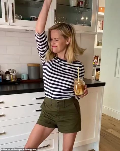 Reese Witherspoon Outfits Casual, Reese Witherspoon Kitchen, Reese Witherspoon Style Summer, Reese Witherspoon Outfits 90s, Resse Witherspoon Outfits, Reese Witherspoon Casual Style, Reese Whiterspoon Style, Reese Witherspoon Style 2024, Reese Witherspoon Fashion