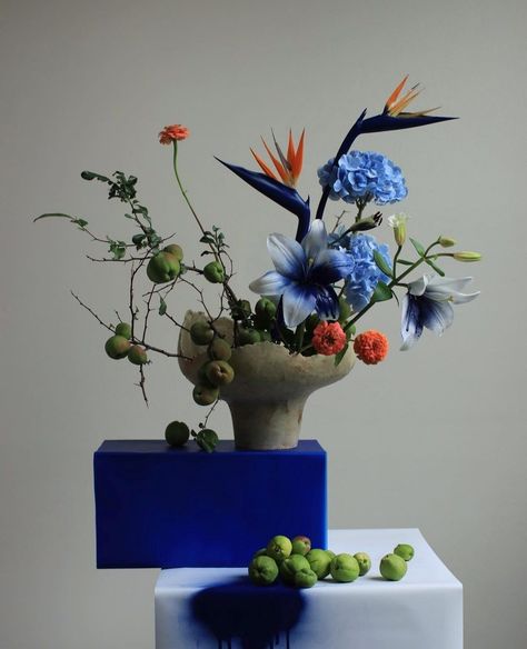 Unconventional Flower Arrangements, Modern Ikebana Flower Arrangement, Ikebana Wedding Flowers, Abstract Floral Arrangements, Contemporary Floral Arrangements, Asian Tablescape, Unusual Flower Arrangements, Arreglos Ikebana, Modern Florals