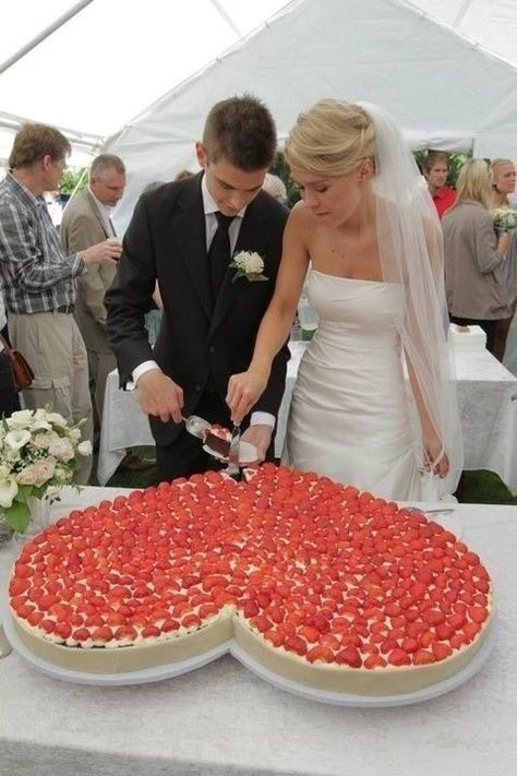 Great big single layer cake! Cheesecake Wedding Cake, Wedding Cheesecake, Traditional Wedding Cake, Heart Shaped Cakes, Wedding Wishes, Wedding Food, Romantic Weddings, Here Comes The Bride, Traditional Wedding