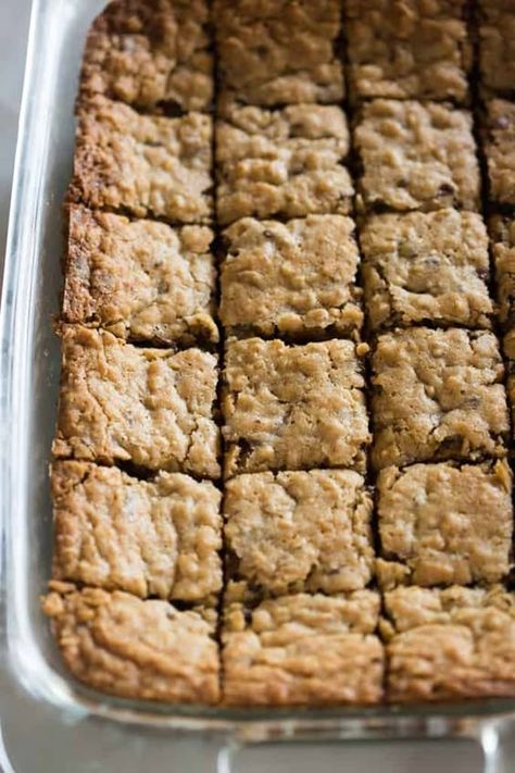 A pan of oatmeal chocolate chip cookie bars cut into squares, ready for serving. Chocolate Oatmeal Cookie Bars, Oat Cookie Bars, Small Batch Bars, Oatmeal Bar Cookies, Oatmeal Blondies, Blond Brownies, Oatmeal Brownies, Chocolate Chip Oatmeal Bars, Blonde Bars