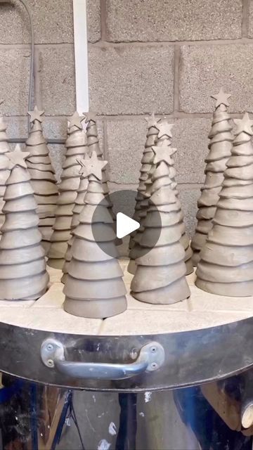 Pottery Christmas Trees, Clay Christmas Trees, Christmas Ornaments Pottery, Christmas Pottery Ideas, Ceramics Christmas, How To Make Ceramic, Holiday Pottery, Christmas Pottery, Clay Christmas Decorations