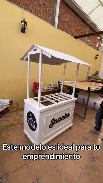 Cake Bar, Snack Stand, Snack Cart, Diy Bar Cart, Beer Wall, Food Cart Design, Diy Snacks, Candy Cart, Kiosk Design