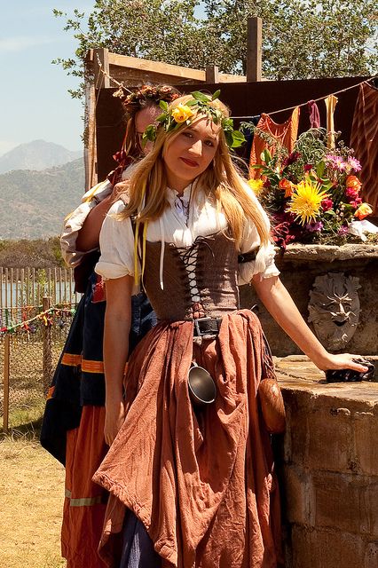 tucked skirts Ren Faire Aesthetic, Fair Outfit, Ren Faire Outfits, Ren Faire Costume, Fair Outfits, Fest Outfits, Cottagecore Outfits, Festival Costumes, Medieval Clothing