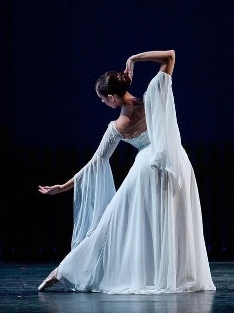 Loving this costume Worship Dance, Praise Dance, Woman In White, Ballet Photos, Dance Movement, Shall We Dance, Ballet Photography, Royal Ballet, Ballet Beautiful