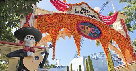 Disneyland's Decorations For Día de los Muertos Are Just the Right Amount of Perfection Coco Themed Halloween Decorations, Disney Coco Backdrop, Coco Decorations Halloween, Coco Decorations, Glow Gallery, Movie Party Decorations, Disney Party Decorations, Coco Party, Coco Movie