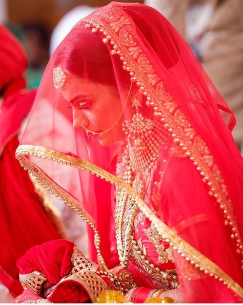 Indian Bridal Veil, Veil Indian, Indian Bridal Photography, Bridal Shop Decor, Head Veil, Bridal Suits Punjabi, Bridal Lehenga Blouse, Updo With Headband, Bride Head