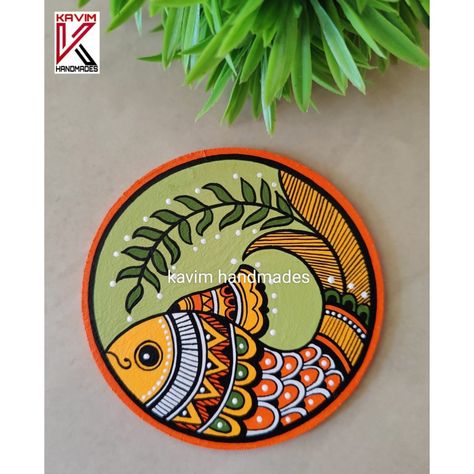 Round Canvas Painting Ideas Wall Art, Madhubani Coaster Designs, Round Madhubani Art, Madhubani Painting Fish Design, Plate Painting Ideas Indian, Madhubani Fish Design, Worli Painting Designs, Madhubani Fish Paintings, Indian Crafts Traditional