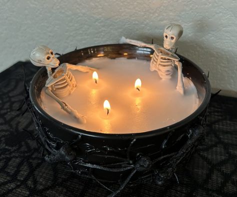 DIY Halloween Skeleton Bath Candle Diy Halloween Skeleton, Bath Candle, Diy Christmas Candy, Plastic Skeleton, Black Bowl, Fun Halloween Decor, Black Spray Paint, Bath Candles, Halloween Skeleton