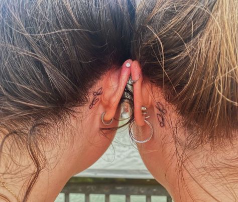 Matching Tattoos For Best Friend Group, Best Friend Behind The Ear Tattoos, Behind The Ear Best Friend Tattoo Ideas, Best Friend Ear Tattoos, Behind The Ear Tattoo Ideas Best Friends, Matching Ear Tattoos, Behind The Ear Matching Tattoos, Sister Tattoos Behind Ear, Connected Tattoos Best Friend