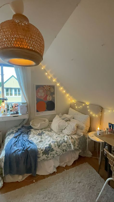 Elevate Bedroom, Teen Girl Room Decor, Comfy Bedroom, Simple Room, Bedroom Decor Design, Attic Bedroom, Dreamy Room, Dream Room Inspiration, Room Makeover Bedroom