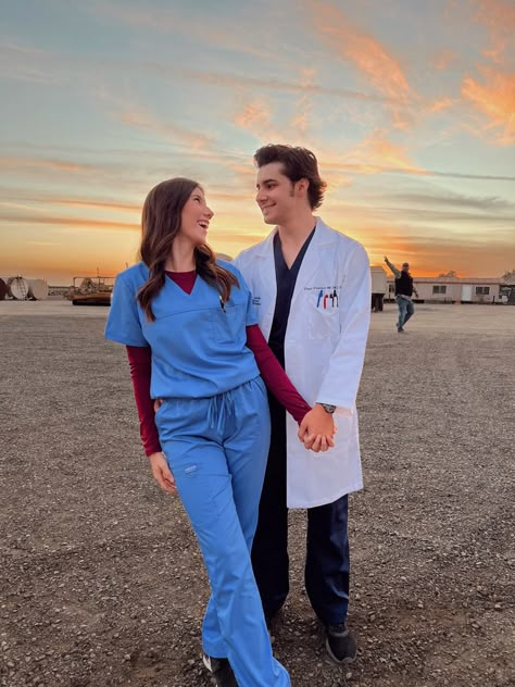 Meredith And Derek Halloween Costume, Derek And Meredith Costume, Meredith And Derek Costume, Greys Anatomy Couples Costumes, Meredith Grey Halloween Costume, Doctor Couple Costume, Greys Anatomy Costume, Nurse And Surgeon Couple Costume, Doctor And Nurse Couple Costume