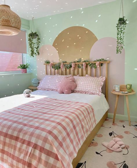 Pastel Pink And Green Aesthetic Bedroom, Pastel Bedroom Ideas Adult, 60s Bedroom Decor, Groovy Bedroom, Pastel Bedroom, Pastel Home Decor, Fancy Fabric, Bedroom Blinds, Pastel House