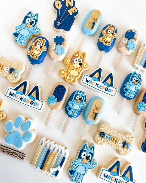 🐾 Emmett’s Bluey Cookies and… | Instagram Bluey Cake Popsicles, Bluey Biscuits, Bluey Cookies Decorated, Bluey Treats, Bluey Cake Pops, Cakesicle Designs, Bluey Cookies, Fondant Biscuits, Bluey Party