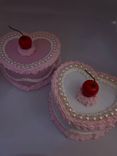 Handmade fake cake customizable jewelry box Jewelry Box Cake, Clay Box Ideas Cake, Cake Jewellery Box Diy, Cake Jewelry Box, Coquette Jewelry Box, Cake Boxes Diy, Fake Cake Jewelry Box, Goth Cakes, Jewerly Boxes