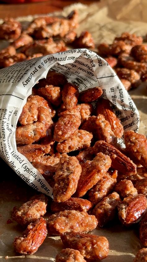 Caramelized Cinnamon Sugar Almonds (Gebrannte Mandeln) German Almonds, Sugared Almonds Recipe, Seasoned Almonds Recipes, Slivered Almonds Recipes, Cinnamon Almonds Recipe, Maple Almonds, Candy Almonds, Candy Almonds Recipe, Cinnamon Sugar Almonds