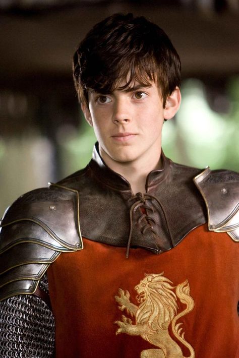 The Chronicles of Narnia – Prince Caspian (2008) Starring: Skandar Keynes as Edmund Pevensie. (click thru for larger image) Skander Keynes, Edmund Narnia, Skandar Keynes, Narnia Prince Caspian, Narnia 3, William Moseley, Edmund Pevensie, Georgie Henley, The Chronicles Of Narnia