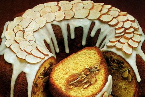 Classic almond sherry cake recipe - Click Americana Sherry Cake, Easter Rice Krispies, Easter Rice Krispie Treats, Pina Colada Cake, Rice Krispies Treats, Krispies Treats, Marshmallow Treats, Vanilla Pudding Mix, Bundt Cakes Recipes