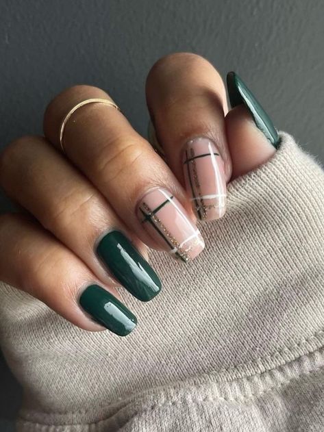 emerald green nails with plaids Emerald Green Nails, Emerald Nails, Kutek Disney, Unghie Sfumate, Dark Green Nails, Green Nail Designs, Heart Nail, Plaid Nails, Nagel Tips