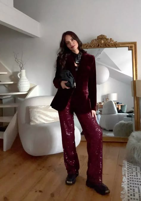 Discover 8 stunning velvet blazer outfits perfect for the Christmas party season!  Get inspired and elevate your holiday wardrobe effortlessly with dressy looks like this one with a burgundy velvet blazer and burgundy sequin pants – so fun! Burgundy Sequin Pants Outfit, Burgundy Velvet Blazer Outfits, Style Satin Pants, Burgundy Velvet Pants Outfit, Sparkle Blazer Outfit, Red Velvet Blazer Outfit, Blazer Christmas Outfit, Holiday Cocktail Attire, Red Sequin Pants